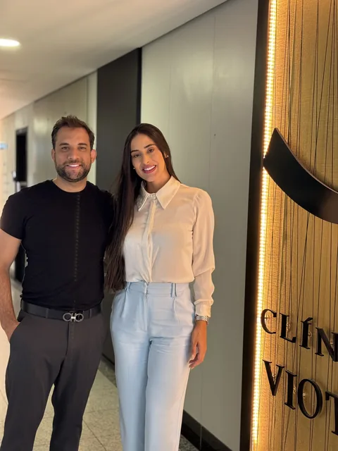 Dr. Rafael Reis com paciente na Clínica Viotto Belo Horizonte