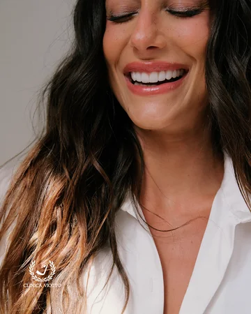 Sorriso de paciente da Clínica Viotto